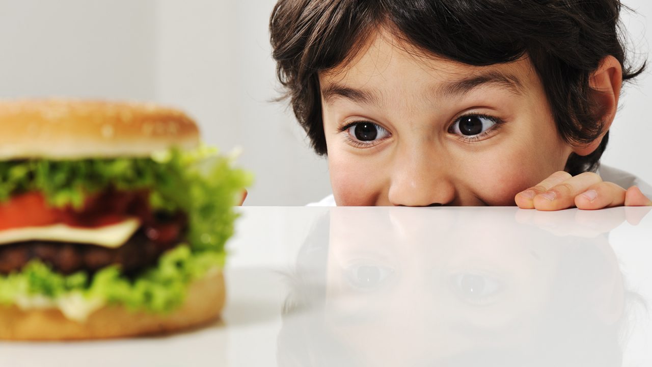 Να γιατί το παιδί τρώει μόνο πρόχειρο φαγητό – Η επικίνδυνη ηλικία