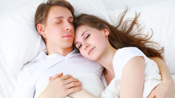 Πώς θα αυξήσετε τη διάθεση για πρωινό σεξ