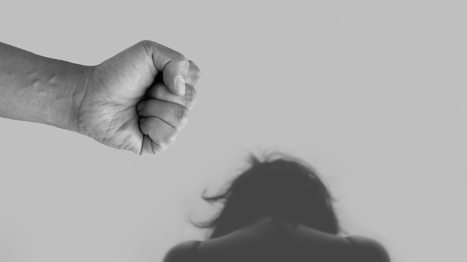 Κορωνοϊός: Ο εγκλεισμός αυξάνει την ενδοοικογενειακή βία – Θύματα και τα παιδιά
