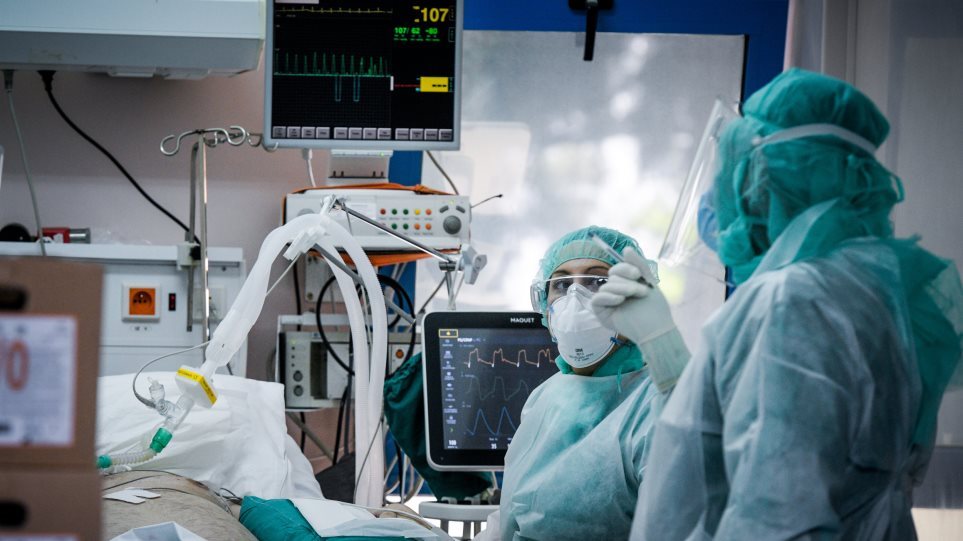 Κορωνοϊός: «Έσπασε το φράγμα» των 2.000 νοσηλευομένων στα νοσοκομεία – Πάνω από 300 οι διασωληνωμένοι