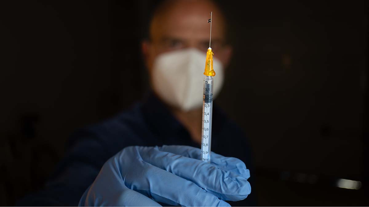Κορωνοιός – Εμβόλια: Τι προσφέρει η τρίτη δόση – Τη χρειαζόμαστε όλοι;
