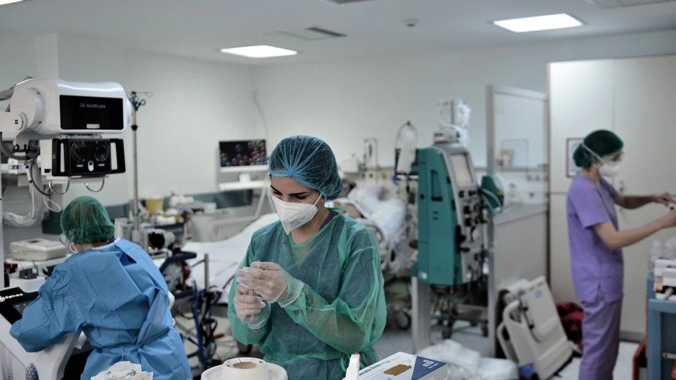 Στην τελική ευθεία η επιστράτευση και η αναστολή χειρουργείων σε ιδιωτικές κλινικές
