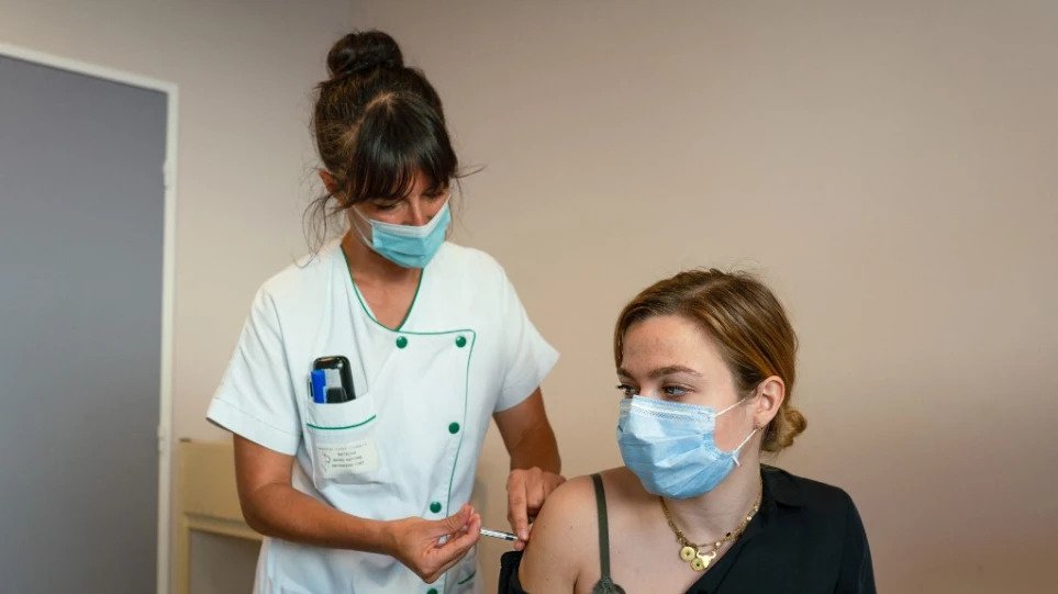 Στη Γαλλία, αναμνηστικές δόσεις εμβολίων για τον κορωνοϊό για όλους τους ενήλικους